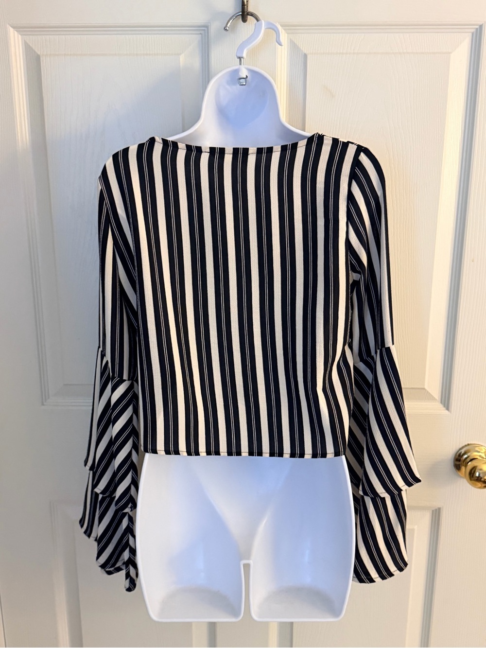 Altar’d State cropped blouse Size XS Flared bell bottom sleeves - Picture 4 of 6